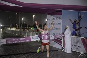 Tony Migliozzi winning at the 2015 IAU 50km World Championships (IAU)