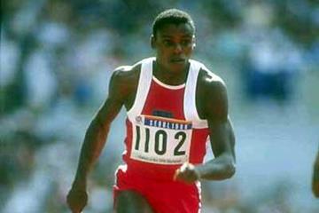 Carl Lewis (USA) running in the 1988 Seoul Olympics (Getty Images)
