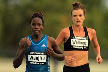 Veronica Wanjiru leads from Eloise Wellings in the Zatopek 10,000m (Getty Images)