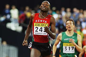 Bernard Lagat on his way to winning the 3000m at the 2004 IAAF World Indoor Championships in Budapest (Getty Images)