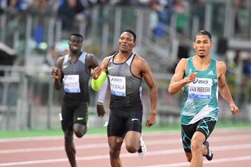 Wayde van Niekerk en route to winning the 400m at the 2016 IAAF Diamond League meeting in Rome (Gladys Chai)
