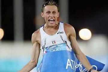Stefano Baldini breaks the tape in Athens (Getty Images)