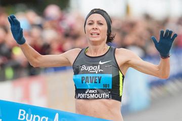 Jo Pavey prevails in Portsmouth ()