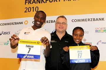 Tadese Tola (7) with elite race co-ordinator Christoph Kopp, and (F7) Mare Dibaba in Frankfurt (Victah Sailer)