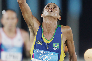 Vanderlei da Lima of Brazil celebrates his Olympic marathon bronze (Getty Images)