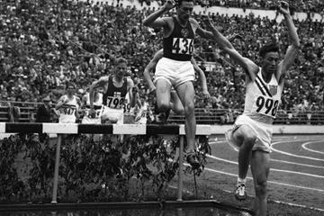Horace Ashenfelter (r) leading Vladimir Kazantsev in the steeplechase at the 1952 Olympic Games (Getty Images)