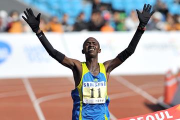 Sylvester Teimet winning the 2010 Seoul Marathon (AFP/Getty Images)