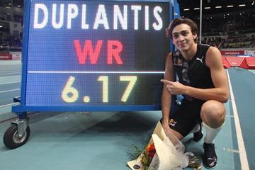 Armand Duplantis with his world record numbers in Torun (Jean Pierre Durand)