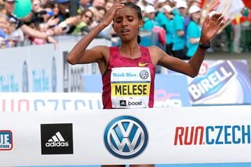 Yebrqual Melese wins the Prague Marathon (Victah Sailer / organisers)