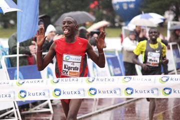 Conseslus Kipruto wins at Elgoibar (Alfambra Fundación ANOC)