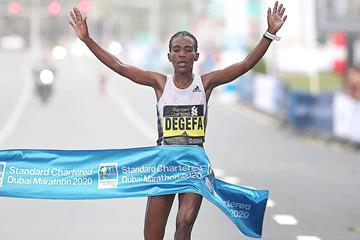 Worknesh Degefa prevails again at the Dubai Marathon (Giancarlo Colombo)