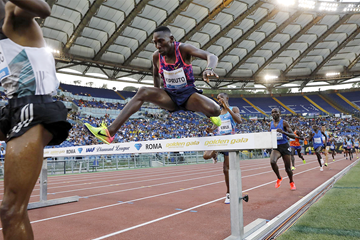Conseslus Kipruto en route to another victory at the IAAF Diamond League meeting in Rome (Philippe Fitte)