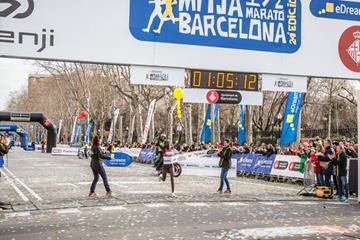 Florence Kiplagat setting a half marathon world record in Barcelona (Organisers)