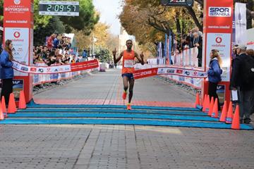 Felix Kimutai wins the 2018 Istanbul Marathon (Organisers)