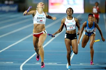 Justyna Swiety of Poland (l) in the 4x400m relay in Nassau (Getty Images)