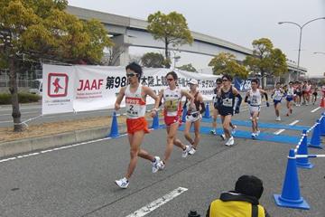 Eiki Takahashi leads the 20km at the Japanese Race Walking Championships (JAAF)