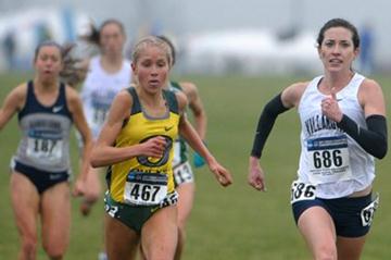 Sheila Reid (r) battling Jordan Hasay in the waning stages of the NCAA cross country championships. Reid prevailed by less than a second to defend her title. (Kirby Lee)