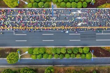 Runners in action during a road race (AFP / Getty Images)