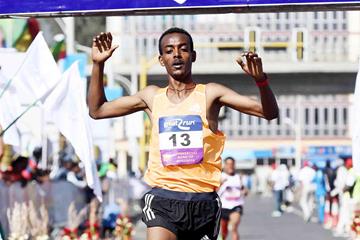 Tamirat Tola winning the 2015 Great Ethiopian Run (Jiro Mochizuki)