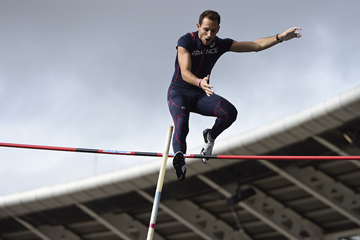 French pole vaulter Renaud Lavillenie in action at the Charlety Stadium in Paris (AFP / Getty Images)