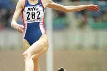 Tatyana Kotova's victorious long jump (© Allsport)