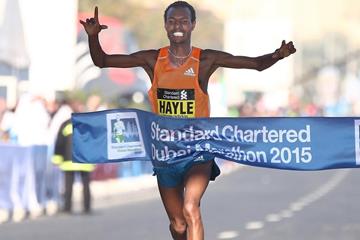 Lemi Berhanu Hayle wins the 2015 Standard Chartered Dubai Marathon (Giancarlo Colombo)
