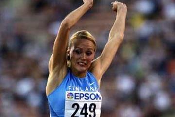 Heli Koivula jumping at the 2001 World Championships (Getty Images)
