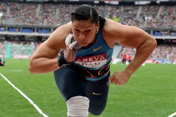 Valerie Adams at the 2015 IAAF Diamond League meeting in Paris (Jiro Mochizuki)