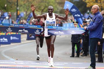 Geoffrey Kamworor holds off Wilson Kipsang to win the 2017 New York Marathon (Gett Images)