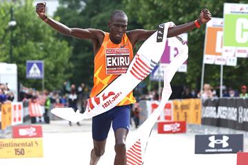 Titus Ekiru wins the Milan Marathon (Giancarlo Colombo)