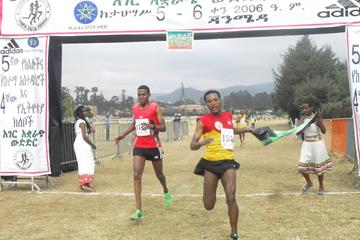 Yihunilign Adane beats Hagos Gebrhiwet in the junior men's race at the Ethiopian Clubs Cross Country Championships (Elshadai Negash)
