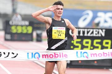Callum Hawkins wins the Marugame Half Marathon (Getsurikui)
