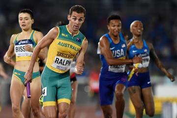 Catriona Bisset passes to Australian teammate Joshua Ralph in the mixed 2x2x400m at the IAAF World Relays Yokohama 2019 (Getty Images)