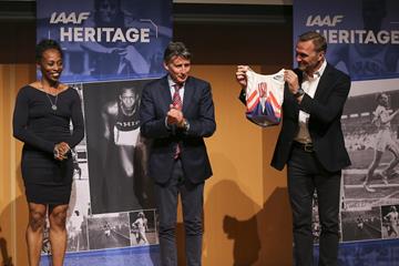 IAAF Heritage: Gail Devers hands over her Stuttgart 1993 World Championships singlet to Seb Coe and Jon Ridgeon at IAAF/LOC Dinner, IAAF World Relays Yokohama 2019 (Roger Sedres for the IAAF)