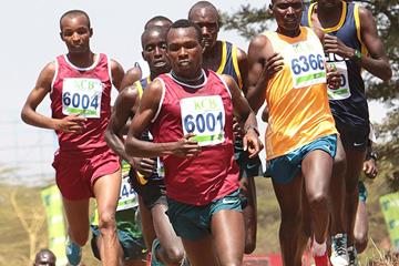 Bedan Karoki leads the senior men's race (David Ogeka / Photo Run)