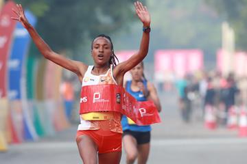 Tsehay Gemechu wins the Delhi Half Marathon (Procam International)