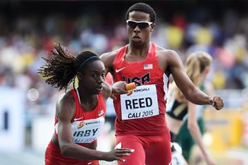 Keshun Reed hands over to Lynna Irby in the mixed 4x400m relay at the IAAF World Youth Championships, Cali 2015 (Getty Images)