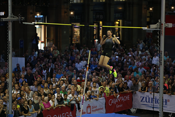 Holly Bradshaw wins the pole vault at Zurich Main Station on the eve of the IAAF Diamond League meeting in Zurich (Jean-Pierre Durand)