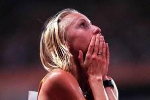 Gabriela Szabo celebrates becoming the 1999 5000m world champion (© Allsport)