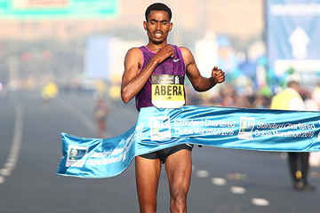 Tesfaye Abera wins the Dubai Marathon (Giancarlo Colombo)