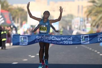 Aselefech Mergia winning the 2015 Dubai Marathon (Giancarlo Colombo)