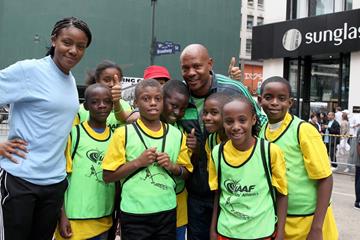 Maurice Greene with his team at the IAAF / Nestlé Kids’ Athletics event in New York, June 2014 (Victah Sailer / IAAF)