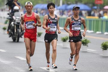 Koki Ikeda (centre) on his way to winning the men's 20km race walk at the IAAF World Race Walking Team Championships Taicang 2018 (Getty Images)