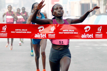 Florence Kiplagat winning the 2014 Delhi Half Marathon (organisers)