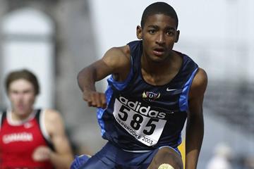 Jason Richardson of USA wins his 400m Hurdles heat at the 2003 World Youth Championships (Getty Images)