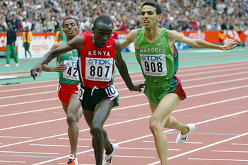 Eliud Kipchoge outdips Hicham El Guerrouj in the 5000m at the 2003 IAAF World Championships (Getty Images)