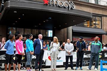 Chavanne Hanson (Nutrition Communications Manager, Nestlé USA) speaking at the IAAF / Nestlé Kids’ Athletics event in New York, June 2014, with Spencer Nel (adidas Head of Global Sports Marketing Running/Track and Field - right) and the elite athletes (Victah Sailer / IAAF )