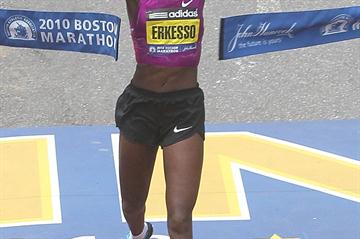 Teyba Erkesso breaks the tape in Boston 2010 (Getty Images)
