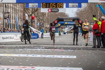 Florence Kiplagat breaks the half-marathon world record in Barcelona (Organisers)