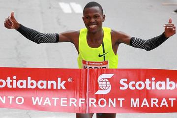 Laban Korir winning the Toronto Waterfront Marathon (Organisers / Victah Sailer)